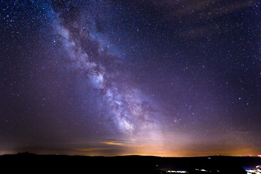 noche con estrellas y ocaso